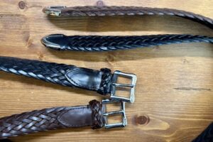 J&M Davidsonの25mmレザーベルト（ブラックとブラウン）のクローズアップ写真