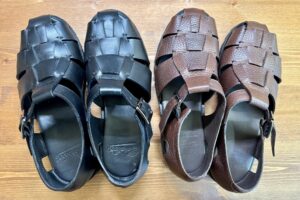 Paraboot PACIFICの黒いグルカサンダルとBEAMS F別注モデルのシュリンクレザーサンダルの比較写真