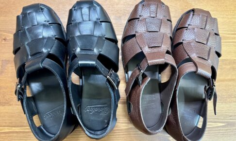 Paraboot PACIFICの黒いグルカサンダルとBEAMS F別注モデルのシュリンクレザーサンダルの比較写真