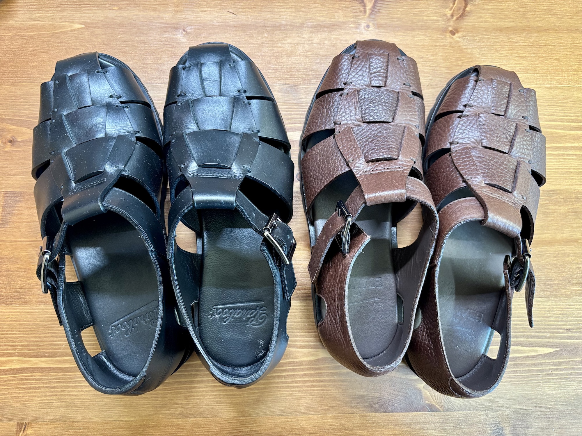 Paraboot PACIFICの黒いグルカサンダルとBEAMS F別注モデルのシュリンクレザーサンダルの比較写真