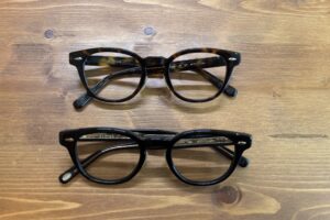 EYEVAN WEBBのダークトートイズとピアノブラックを並べて比較した画像