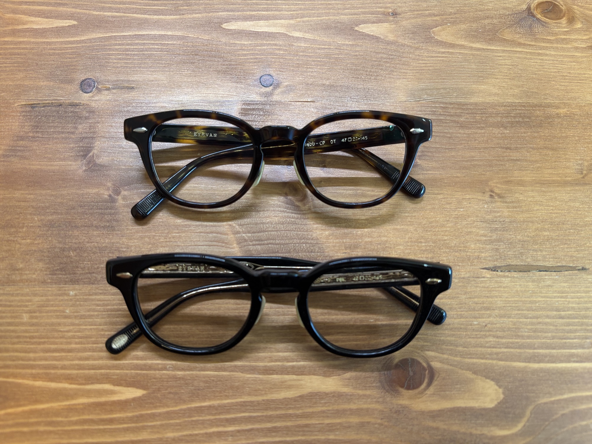 EYEVAN WEBBのダークトートイズとピアノブラックを並べて比較した画像